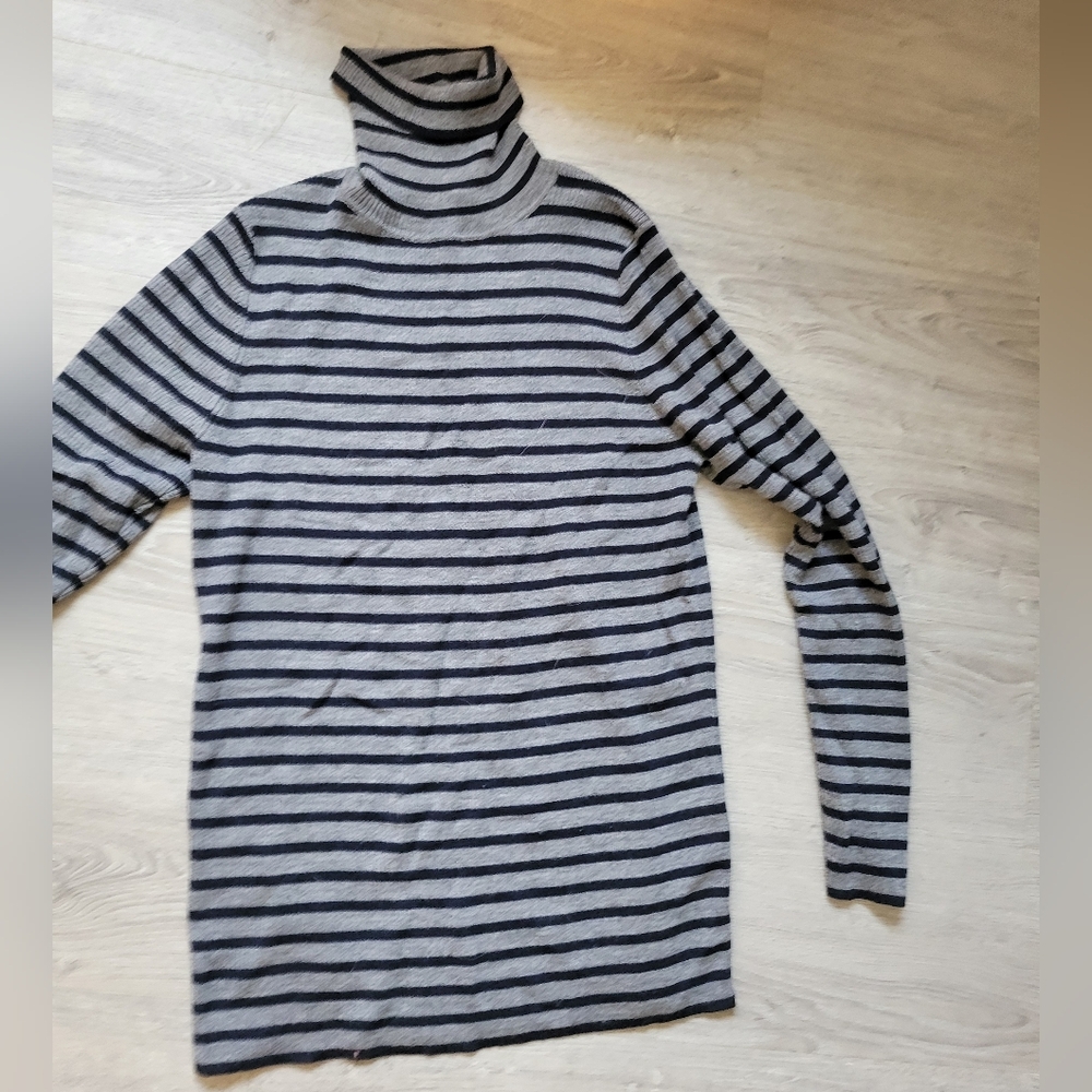 Uniqlo Wool Fitted Striped Turtleneck With Stretch!